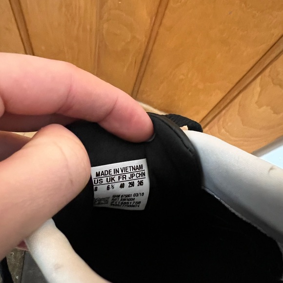 Black adidas sneakers - Picture 6 of 6